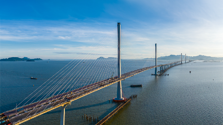 Hong Kong-Zhuhai-Macao Bridge Records Peak Crossing Six Years After Opening