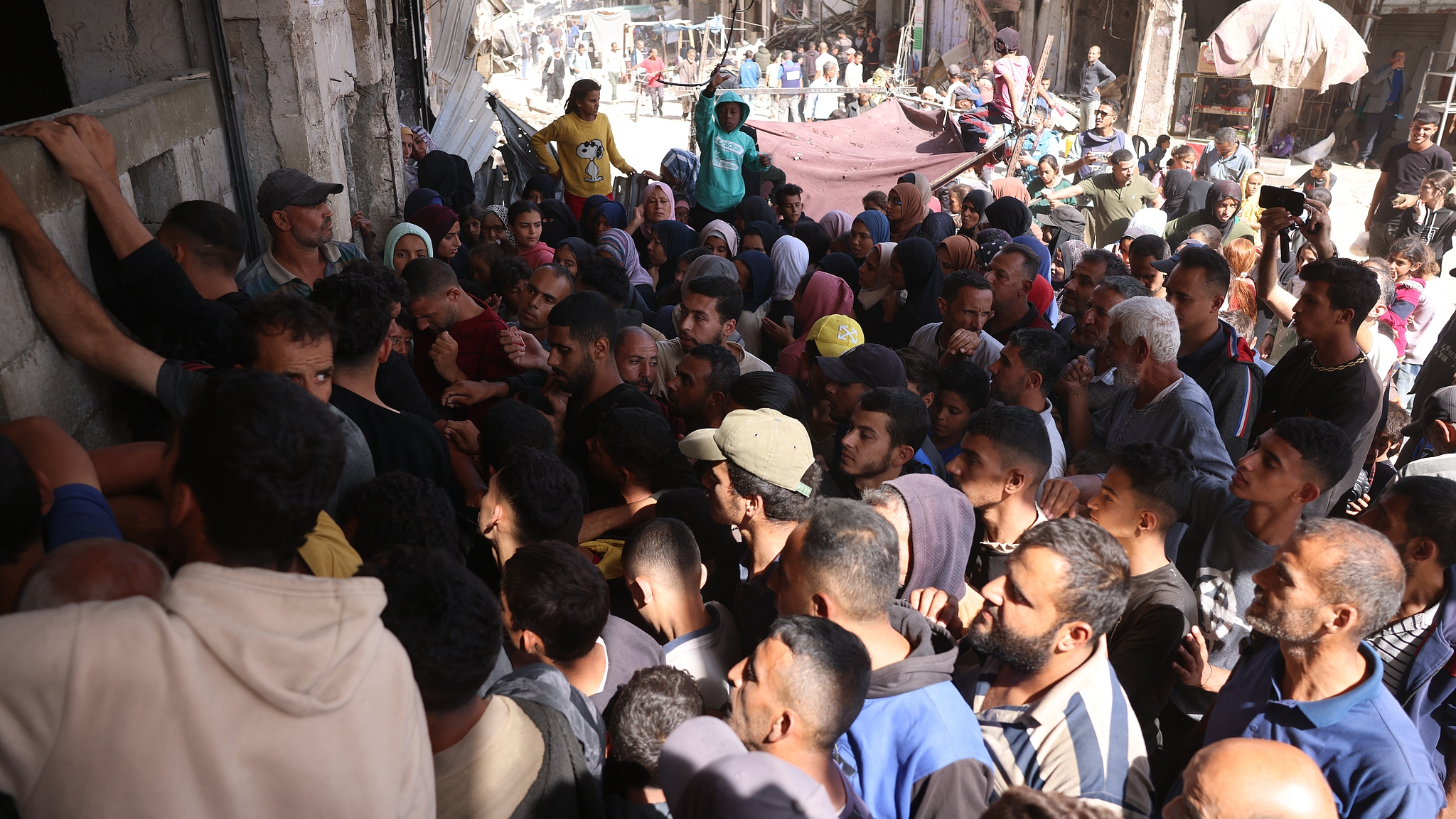 People crowd while queuing for bread outside a bakery in Khan Younis in the southern Gaza Strip, October 23, 2024. /CFP