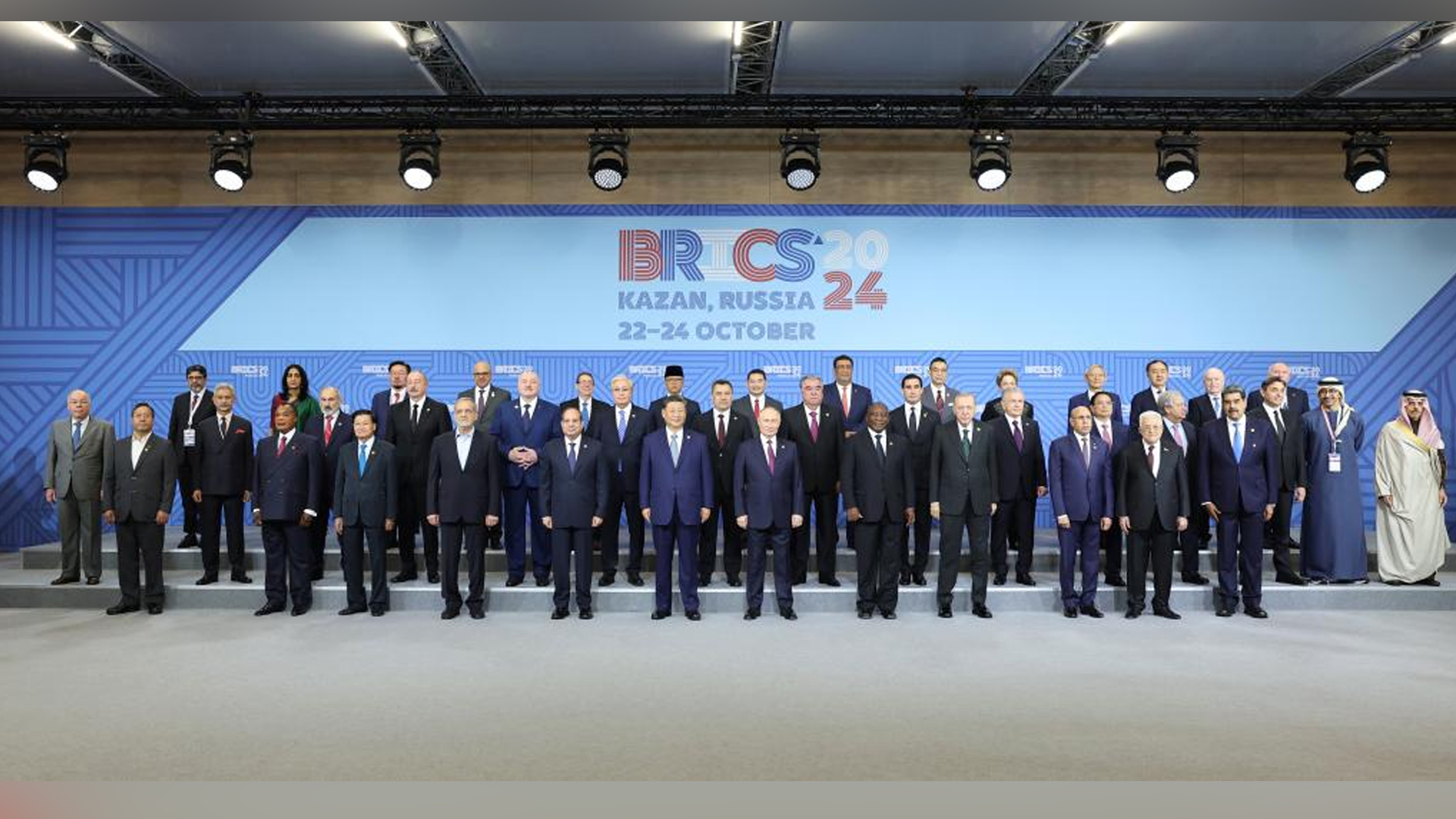 Chinese President Xi Jinping poses for a group photo with other leaders and representatives attending the BRICS Plus leaders' dialogue in Kazan, Russia, October 24, 2024. /Xinhua