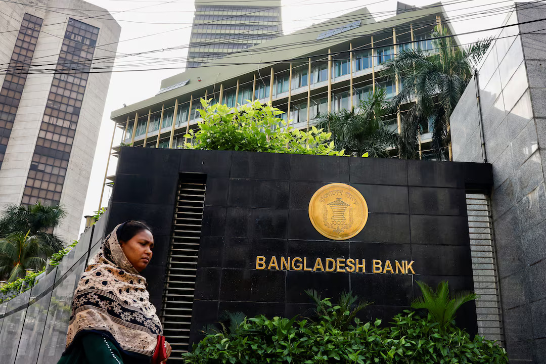 A woman passes Bangladesh's central bank in Dhaka, Bangladesh, July 19, 2023. /Reuters