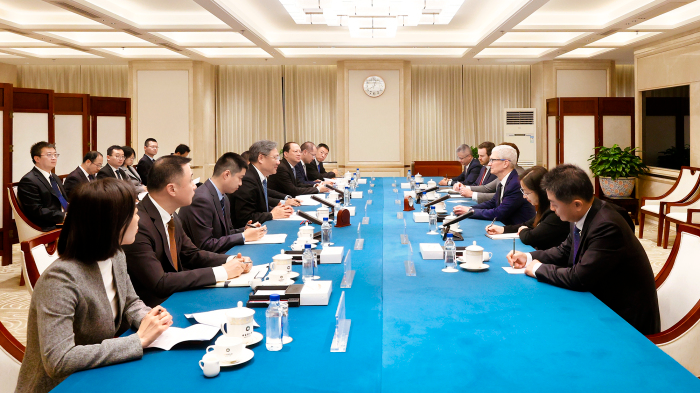 Chinese Commerce Minister Wang Wentao holds talks with Apple CEO Tim Cook in Beijing, China, October 25, 2024. /Ministry of Commerce