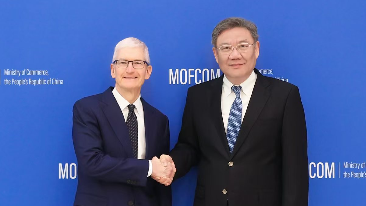 Chinese Commerce Minister Wang Wentao shakes hands with Apple CEO Tim Cook in Beijing, China, October 25, 2024. /Ministry of Commerce