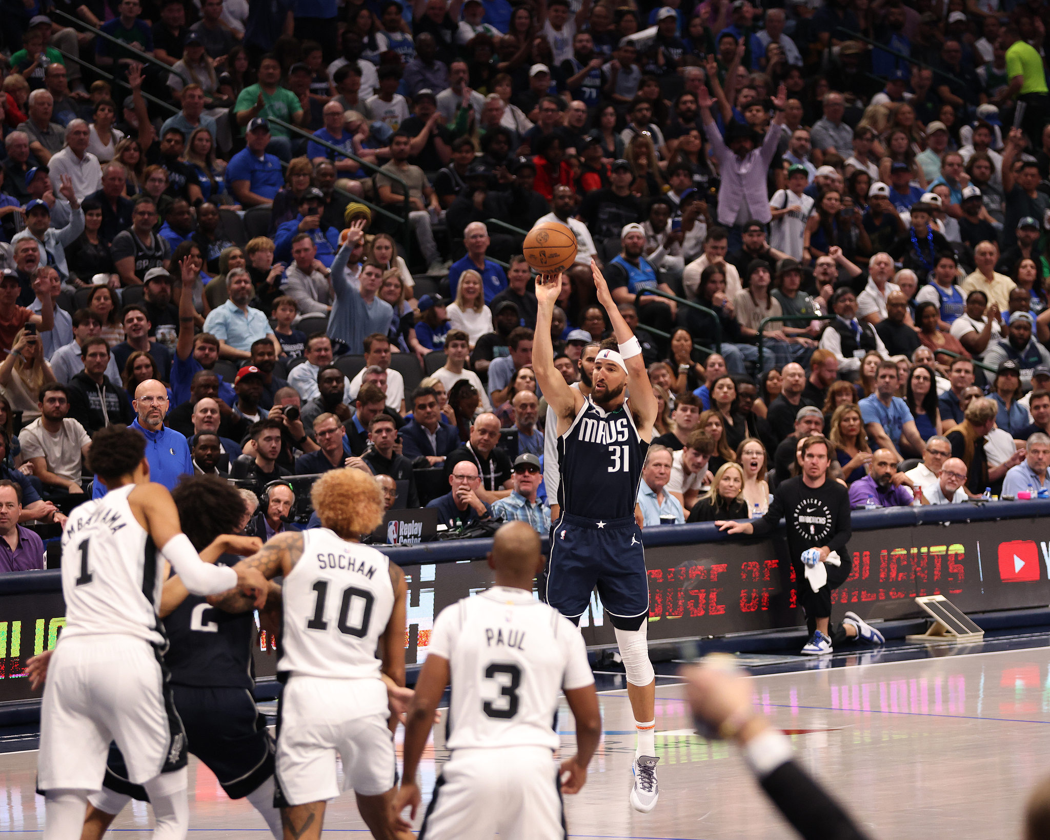 Klay Thompson (#31) of the Dallas Mavericks shoots in the game against the San Antonio Spurs at the American Airlines Center in Dallas, Texas, October 24, 2024. /CFP