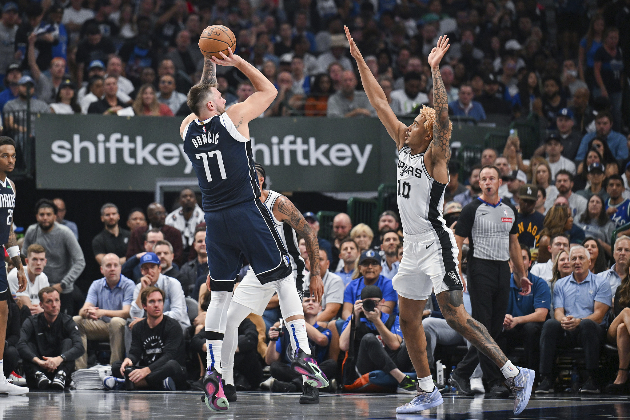 Luka Doncic (#77) of the Dallas Mavericks shoots in the game against the San Antonio Spurs at the American Airlines Center in Dallas, Texas, October 24, 2024. /CFP