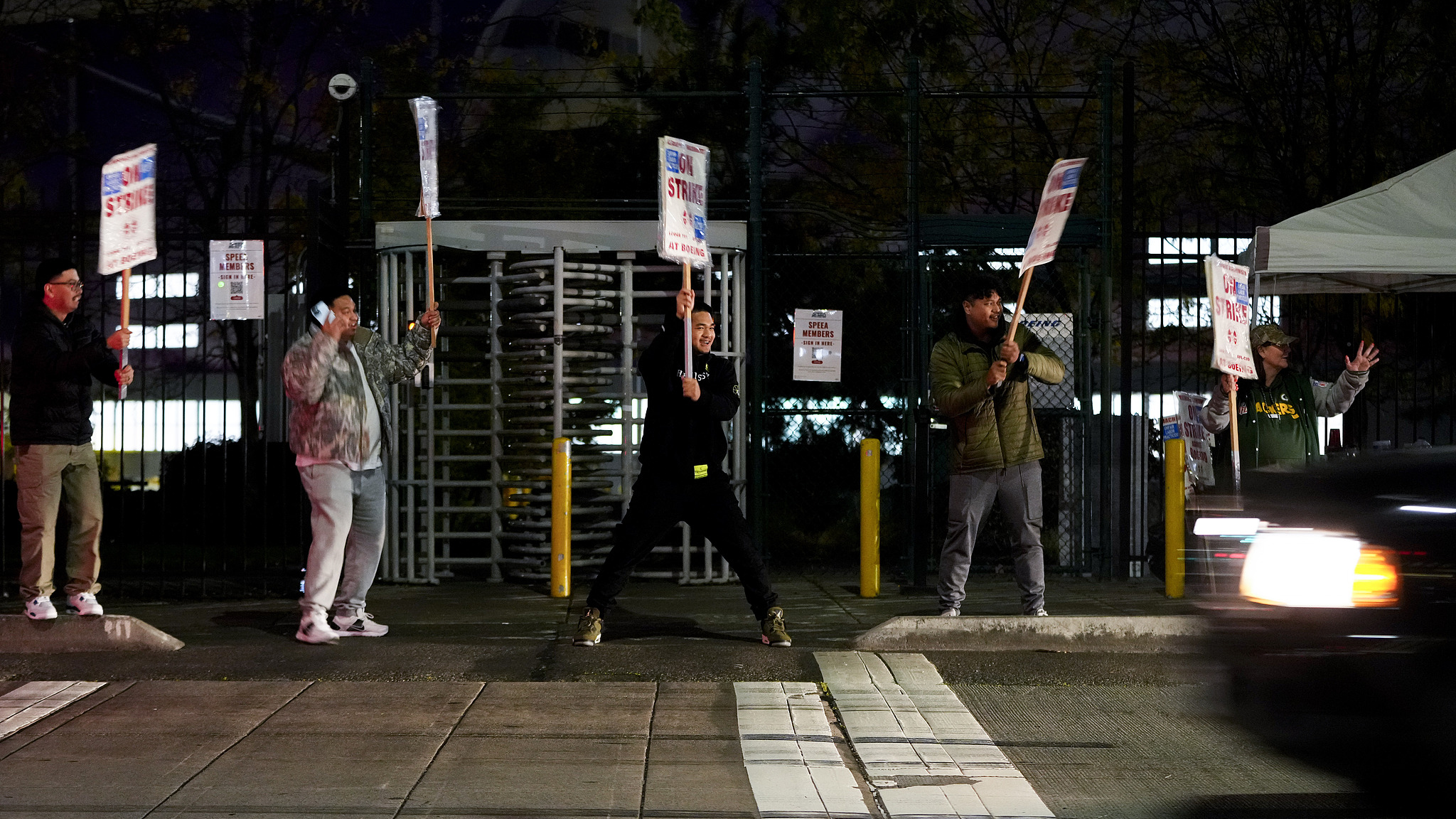 Boeing employees cheer and wave picket signs as a driver honks in support after a majority of union members voted to reject a new contract offer from the company, October 23, 2024, in Renton, U.S. /CFP