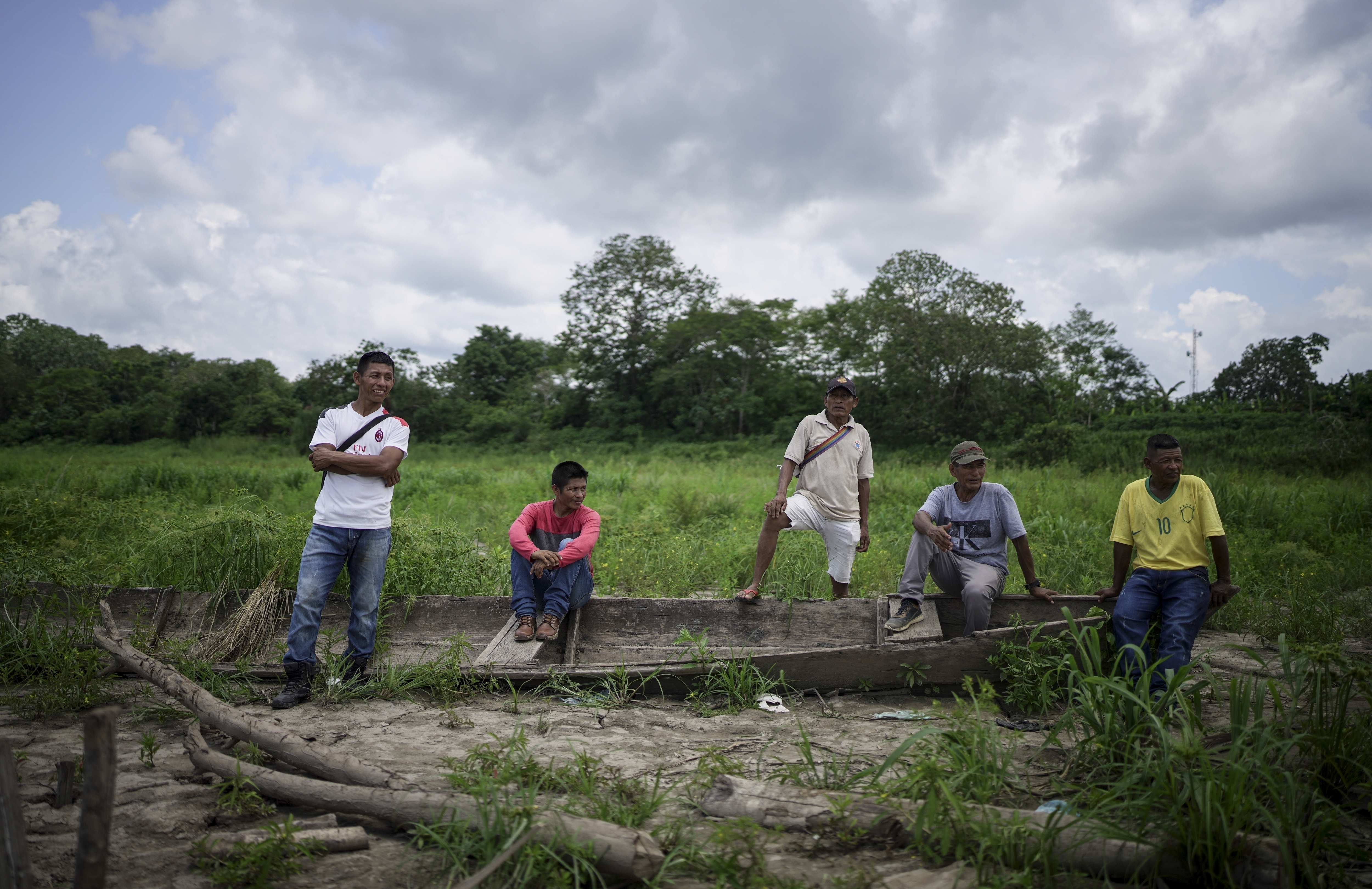 People from the Tikuna Indigenous community wait to receive aid from a nonprofit amid a drought on Amazon River in Loma Linda, near Leticia, Colombia, October 20, 2024. /AP