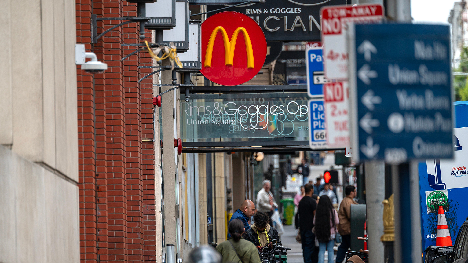 Large U.S. fast-food establishments remove onions from their offerings amid E. coli concerns