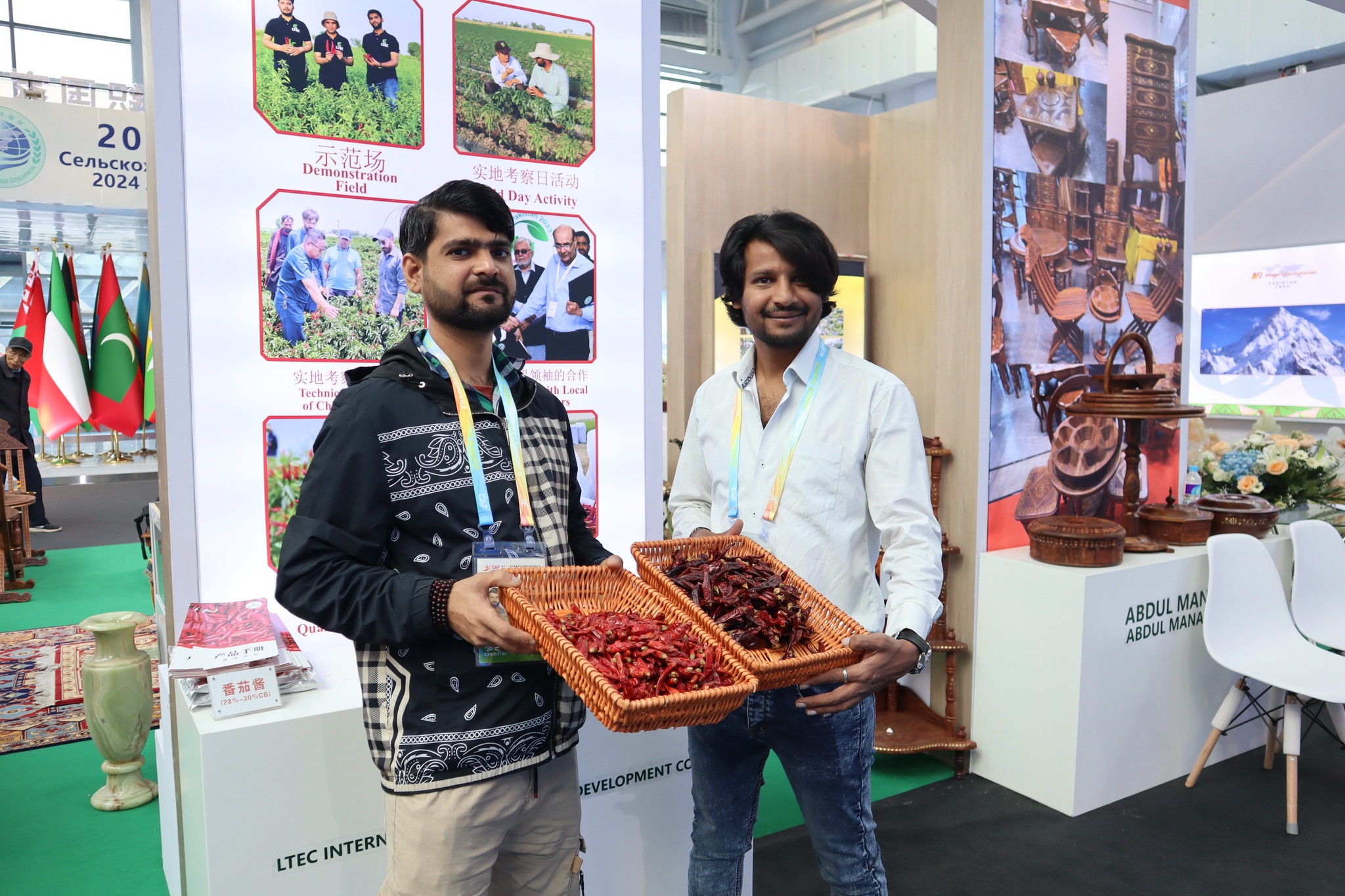 Two exhibitors show dried chili peppers at the 31st China Yangling Agricultural Hi-tech Fair, October 25, 2024. /CFP