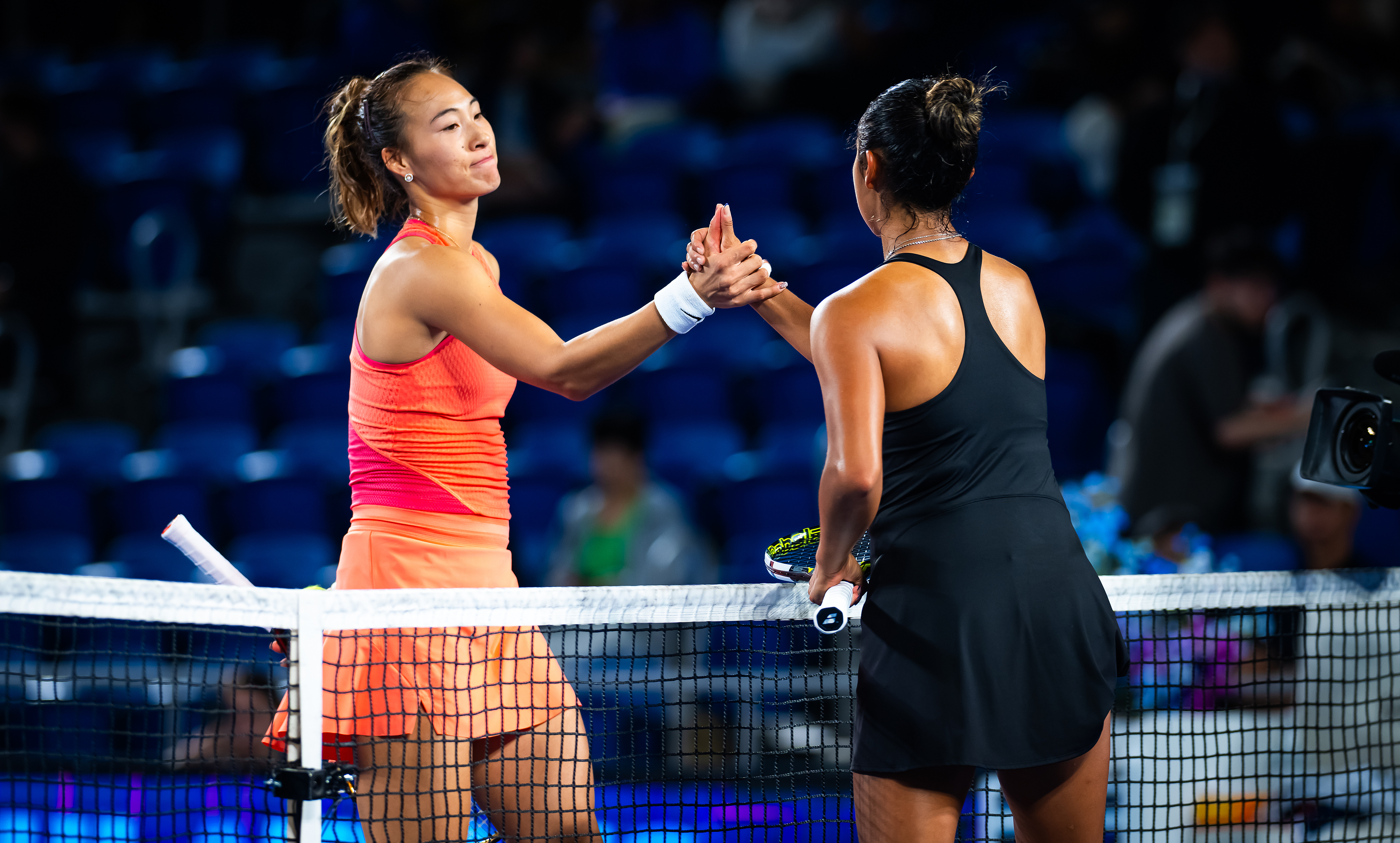 Zheng Qinwen of China and Leylah Fernandez of Canada shake hands at the net after the quarter-final of the WTA Pan Pacific Open at Ariake Coliseum in Tokyo, Japan, on October 25, 2024. / CFP 