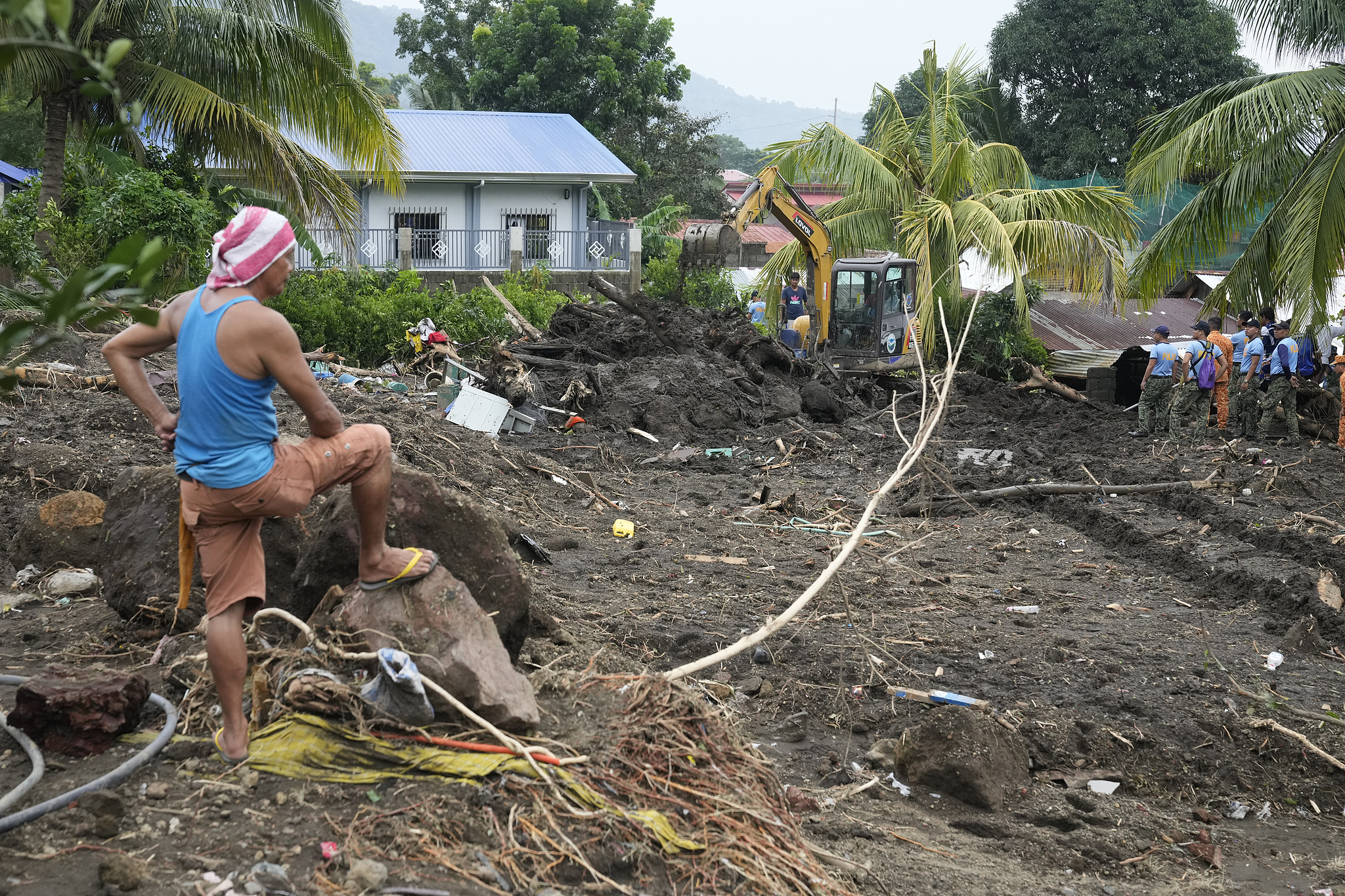 Rescuers search for bodies after a landslide triggered by Tropical Storm Trami struck homes, leaving several villagers dead in Talisay, Batangas province, the Philippines, October 26, 2024. /CFP