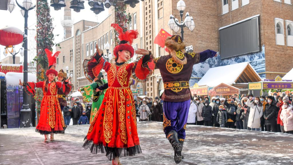 Performers dance at the grand bazaar in Urumqi, northwest China's Xinjiang Uygur Autonomous Region, January 23, 2023. /Xinhua