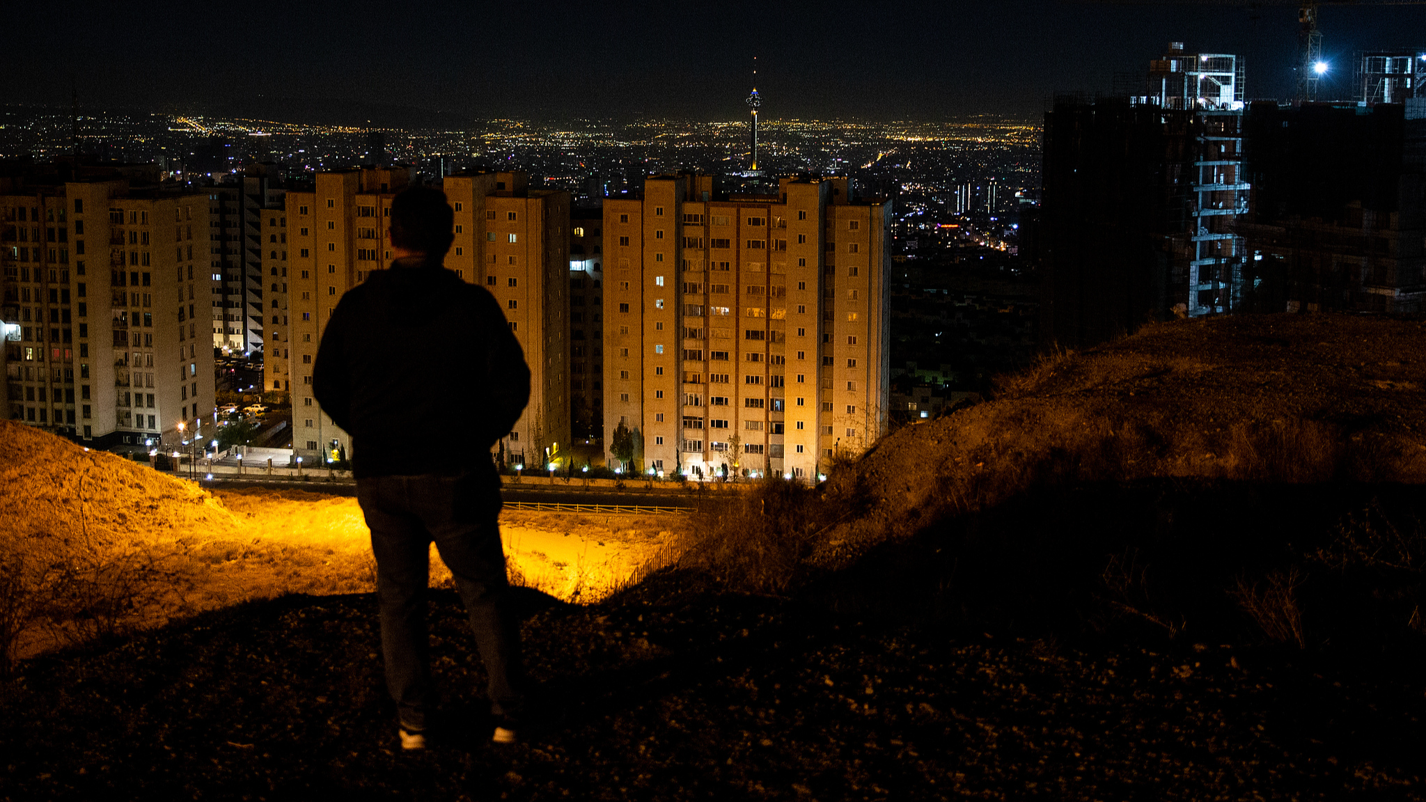 A man views Tehran from the top of a hill after explosions were heard in Iran, October 26, 2024. /CFP 