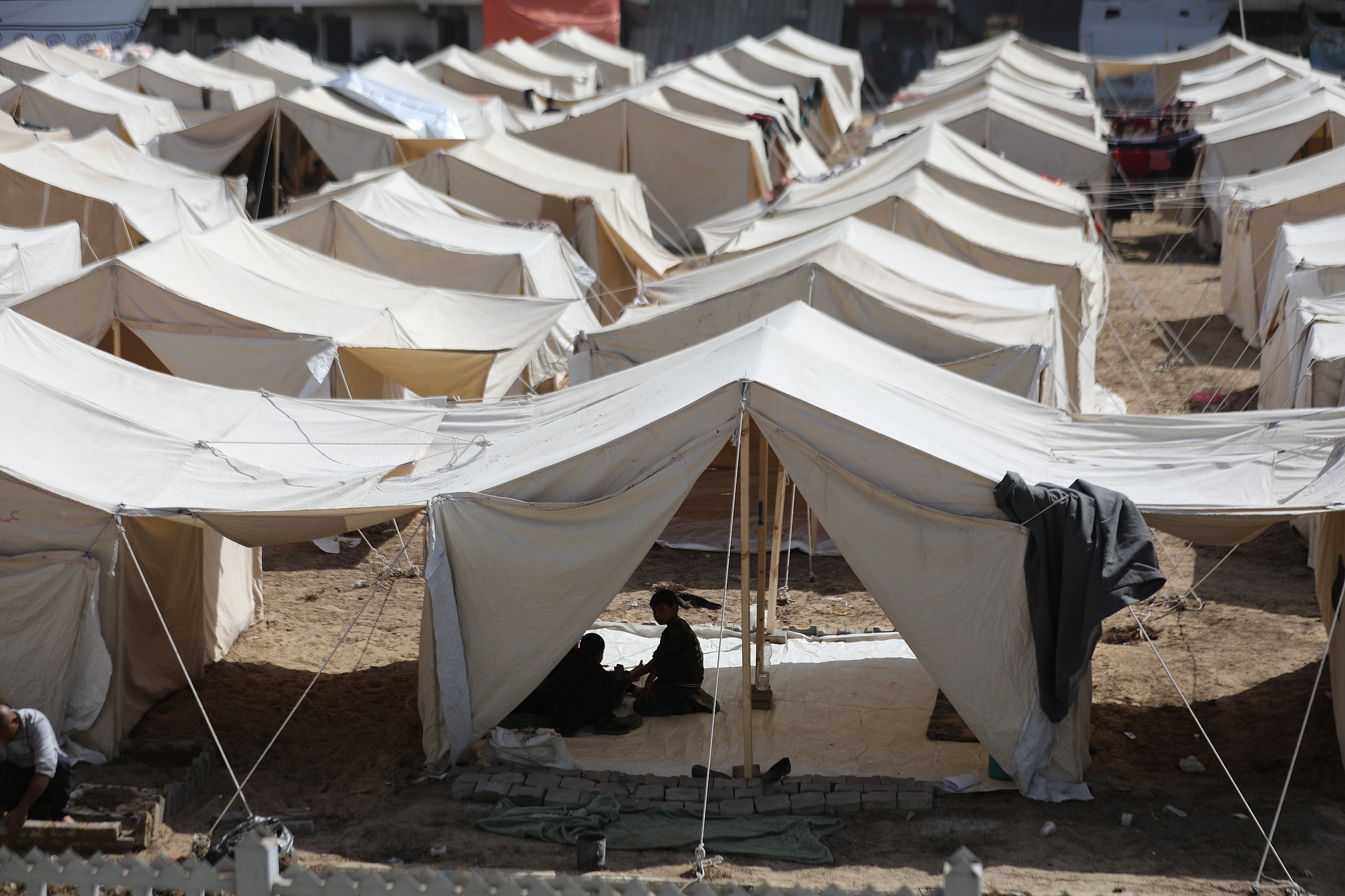 Hundreds of families fleeing Israel's attacks on Jibalya, Beit Hanoun and Beit Lahia in northern Gaza shelter at the tent camp established at Yarmouk Stadium, in Gaza, October 26, 2024. /CFP