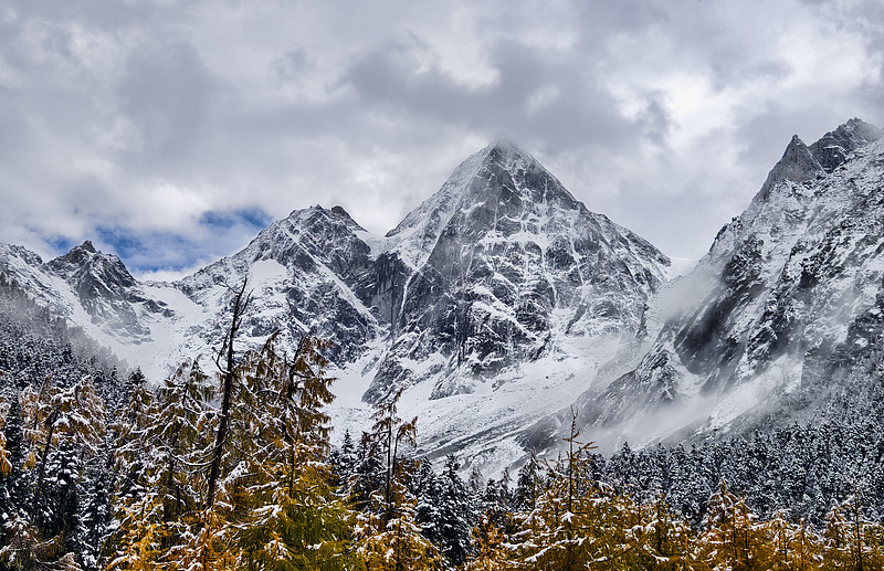 Snowfall appears at Bipeng Valley in southwest China's Sichuan Province, October 26, 2024. /CFP