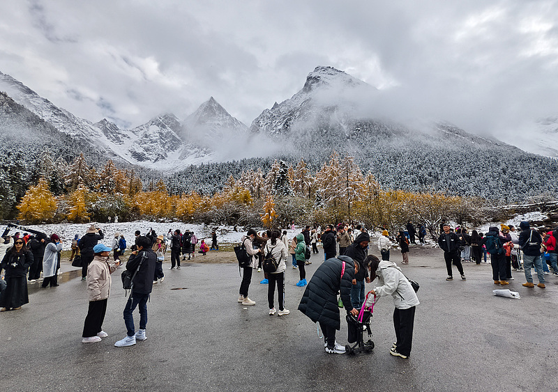 Visitors flock to Bipeng Valley to admire the scenery in southwest China's Sichuan Province, October 26, 2024. /CFP