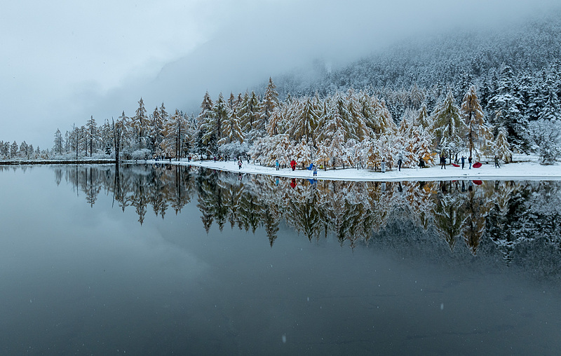 Snowfall appears at Bipeng Valley in southwest China's Sichuan Province, October 26, 2024. /CFP