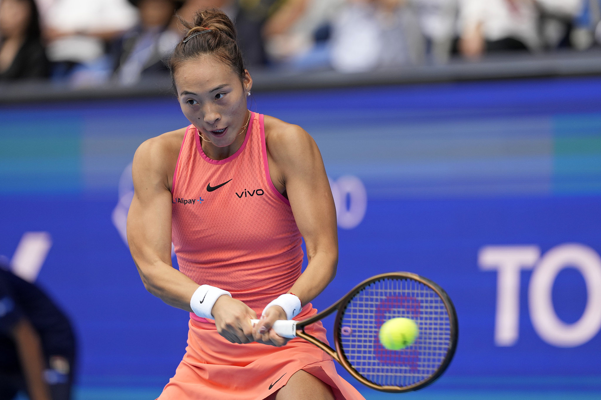 Zheng Qinwen of China hits a shot in the women's singles final against Sofia Kenin of the U.S. at the Pan Pacific Open in Tokyo, Japan, October 27, 2024. /CFP