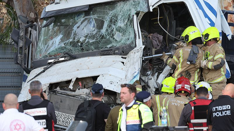 Israeli police and emergency responders recover the body of the truck driver at the site of a ramming attack in Ramat Hasharon, north of Tel Aviv, October 27, 2024. /CFP