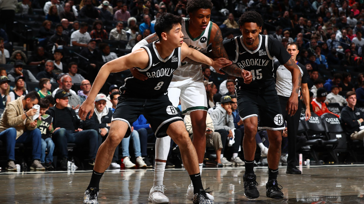 Cui Yongxi (#8) of the Brooklyn Nets boxes out during the NBA game against the Milwaukee Bucks at Barclays Center in New York, U.S., October 27, 2024. /CFP