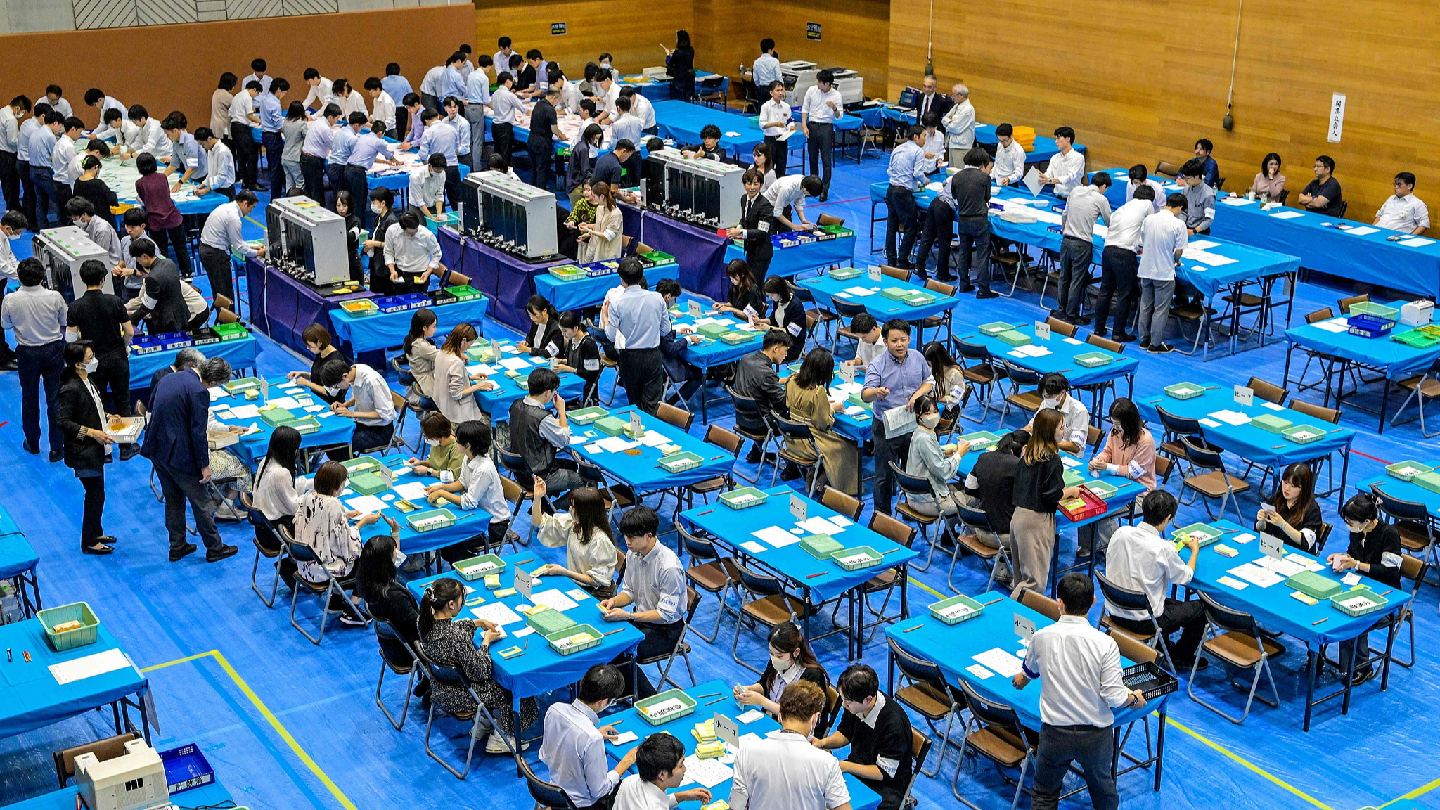 Officials of the election administration committee count ballots for Japan's general election in Tokyo, Japan, October 27, 2024. /CFP