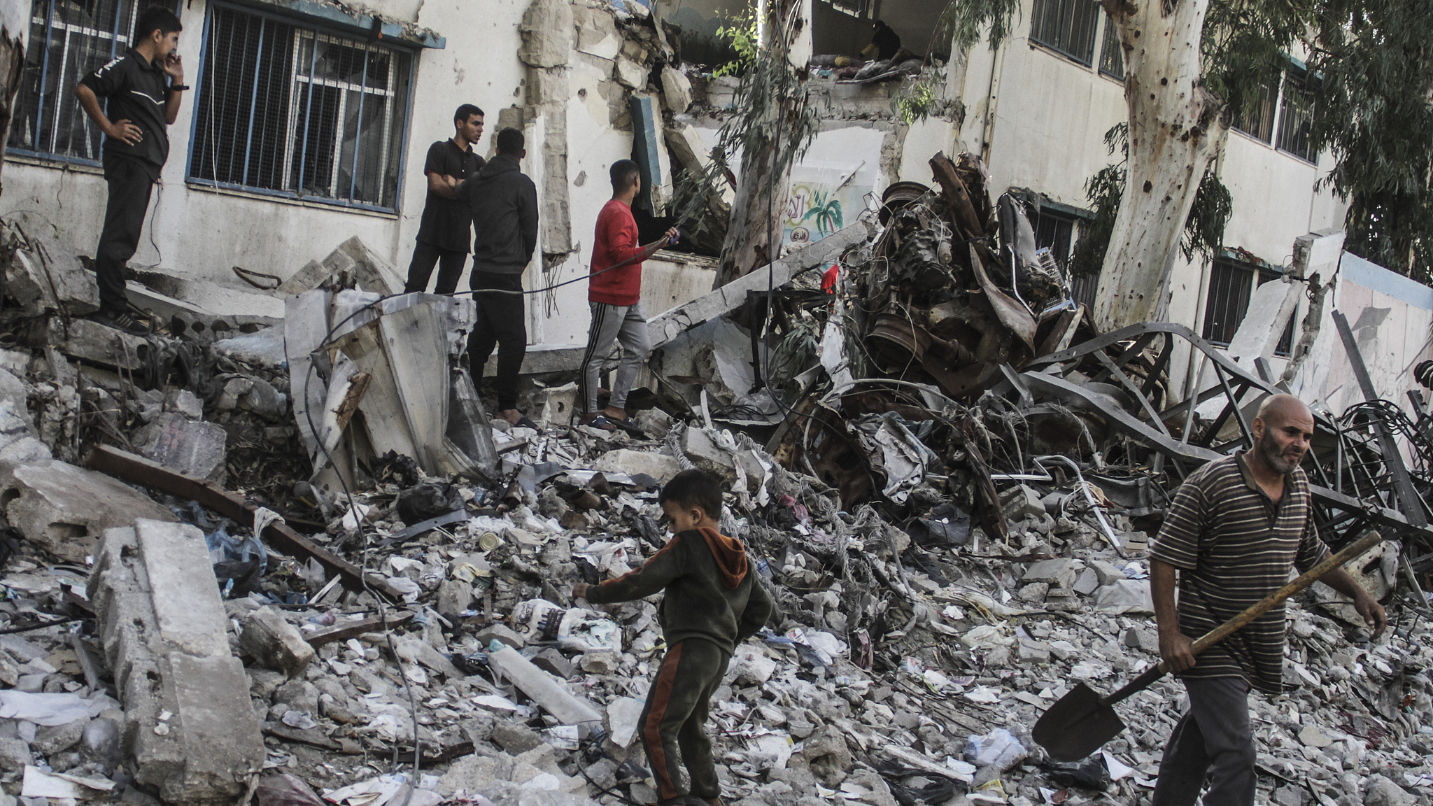 Palestinians inspect their belongings after an Israeli air strike on a school housing displaced Palestinians in the Shati refugee camp in Gaza, October 27, 2024. /CFP