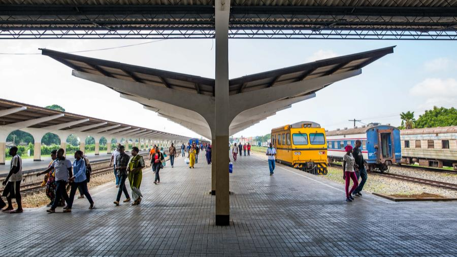 Passengers leave a train after arriving at the Dar Es Salaam station of Tanzania-Zambia Railway in Dar Es Salaam, capital of Tanzania, February 14, 2019. /Xinhua