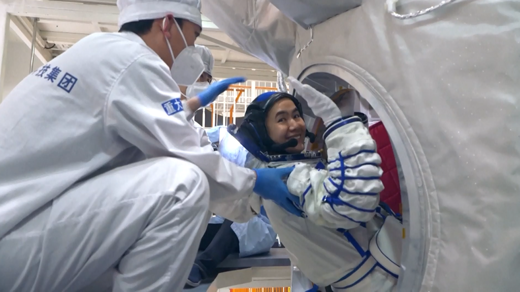 A screenshot from a CMG video shows Wang Haoze during training.