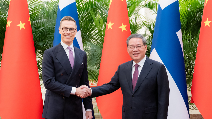 Chinese Premier Li Qiang (R) shakes hands with Finnish President Alexander Stubb in Beijing, China, October 29, 2024. /Xinhua