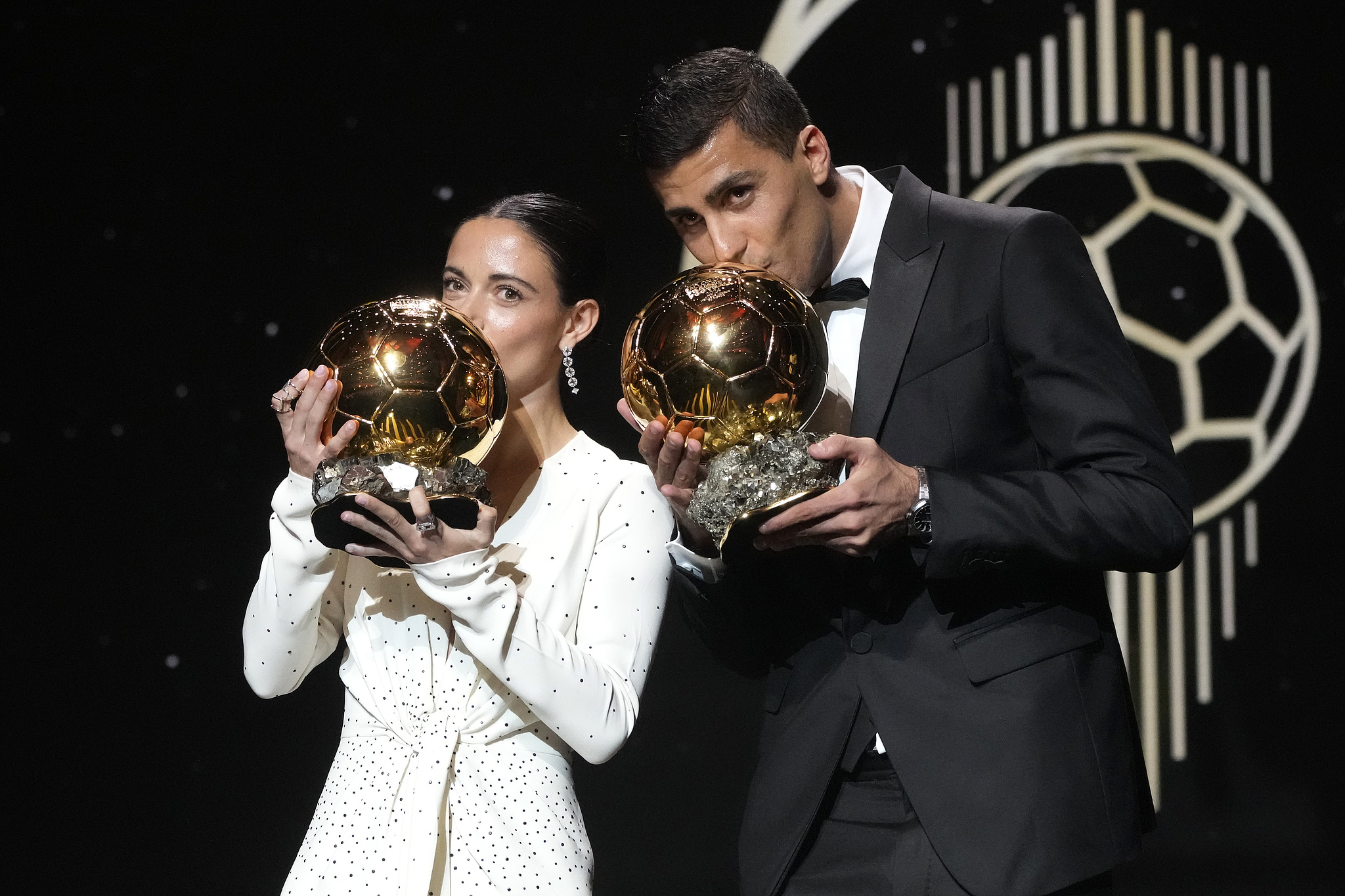 Spanish midfielders Rodri of Manchester City (R) and Aitana Bonmati of Barcelona win the men's and women's Ballon d'Or awards at Theatre Du Chatelet in Paris, France, October 28, 2024. /CFP 