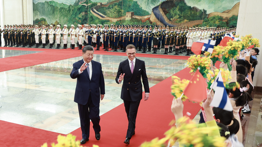 Chinese President Xi Jinping (L) and Finnish President Alexander Stubb wave to children at a welcome ceremony before their talks at the Great Hall of the People in Beijing, China, October 29, 2024. /Xinhua