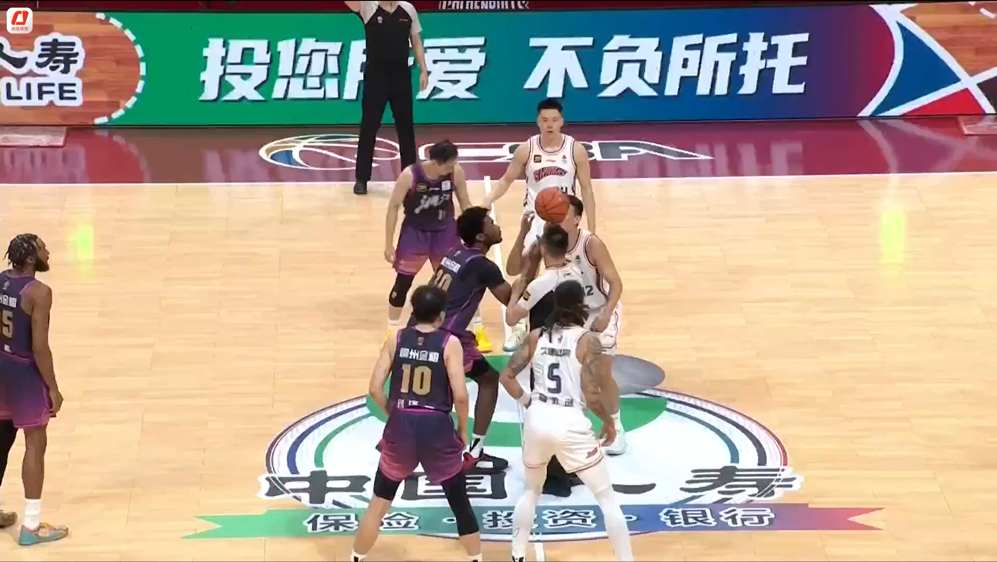 Damian Jones (#30) of the Zhejiang Golden Bulls and Liu Lijia (#32) of the Shanghai Sharks prepare to compete for a jump ball in the game in Jinhua, east China's Zhejiang Province, October 28, 2024. /CMG