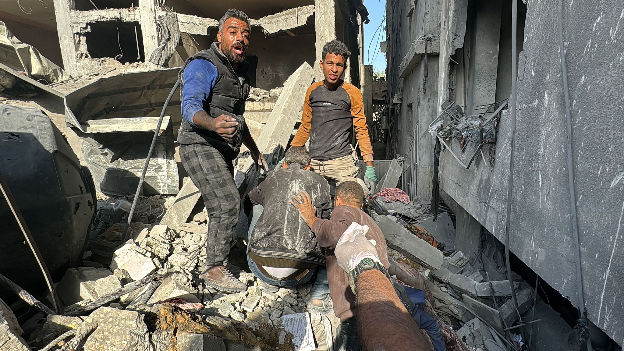 Palestinians remove a body from the rubble of a building hit by an Israeli strike in Beit Lahia, in the northern Gaza Strip, on October 29, 2024. /CFP