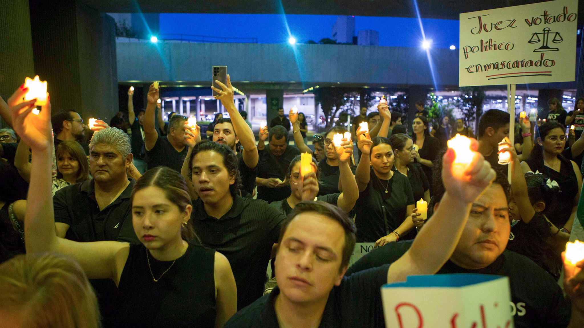 Judicial workers protest with candles outside the State Congress of Nuevo Leon after the approval of the judicial reform in Moterrey, State of Nuevo León, Mexico, September 12, 2024. /CFP