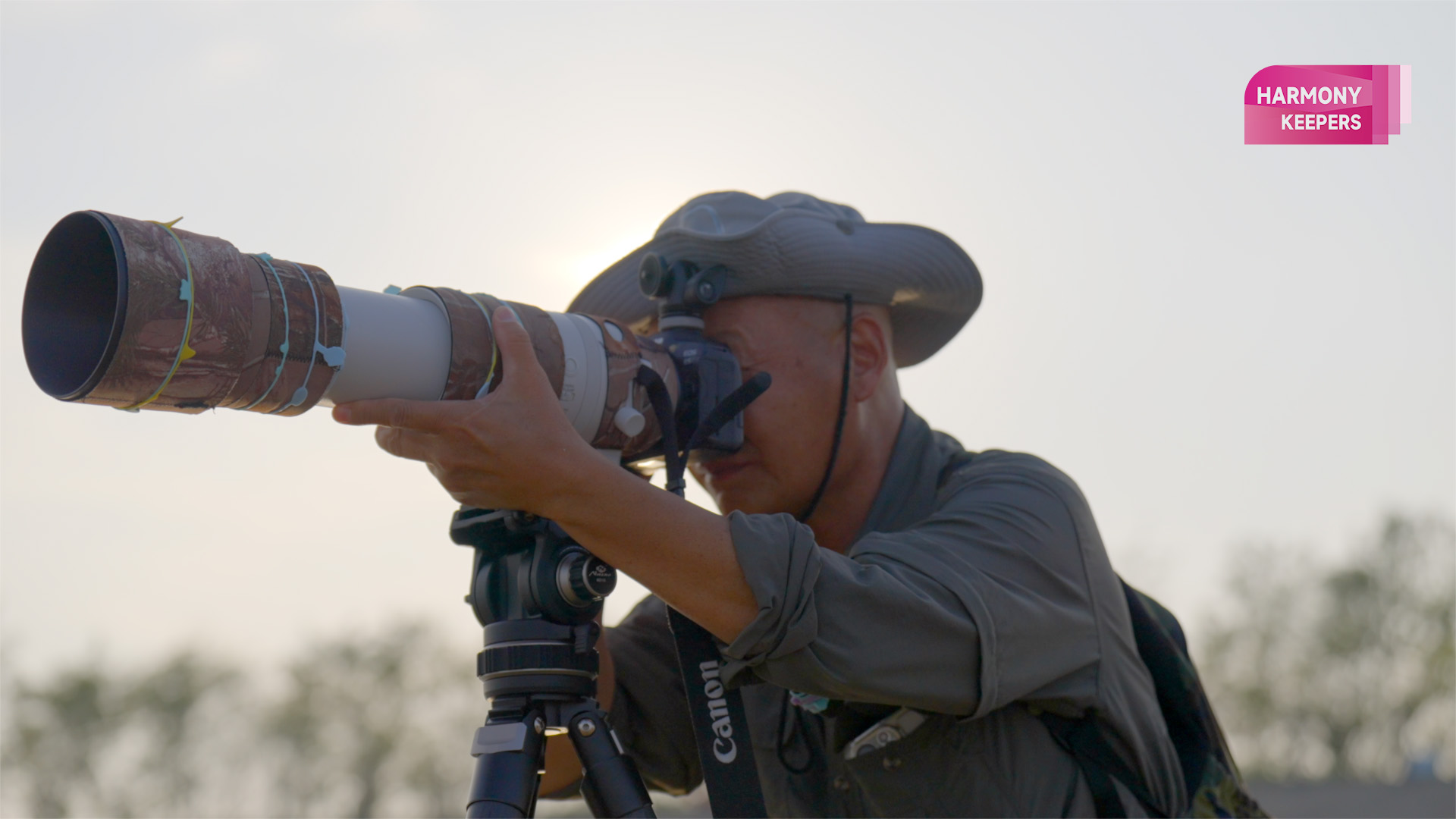 Birdwatcher and photographer Li Dongming observes rare birds at Jiangsu's Tiaozini Wetland. /CGTN