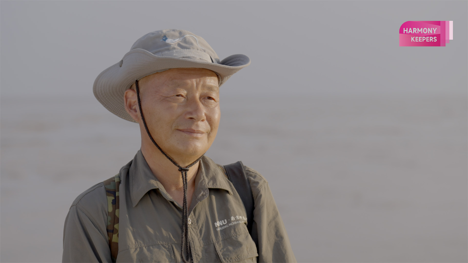 Birdwatcher and photographer Li Dongming observes rare birds at Jiangsu's Tiaozini Wetland. /CGTN