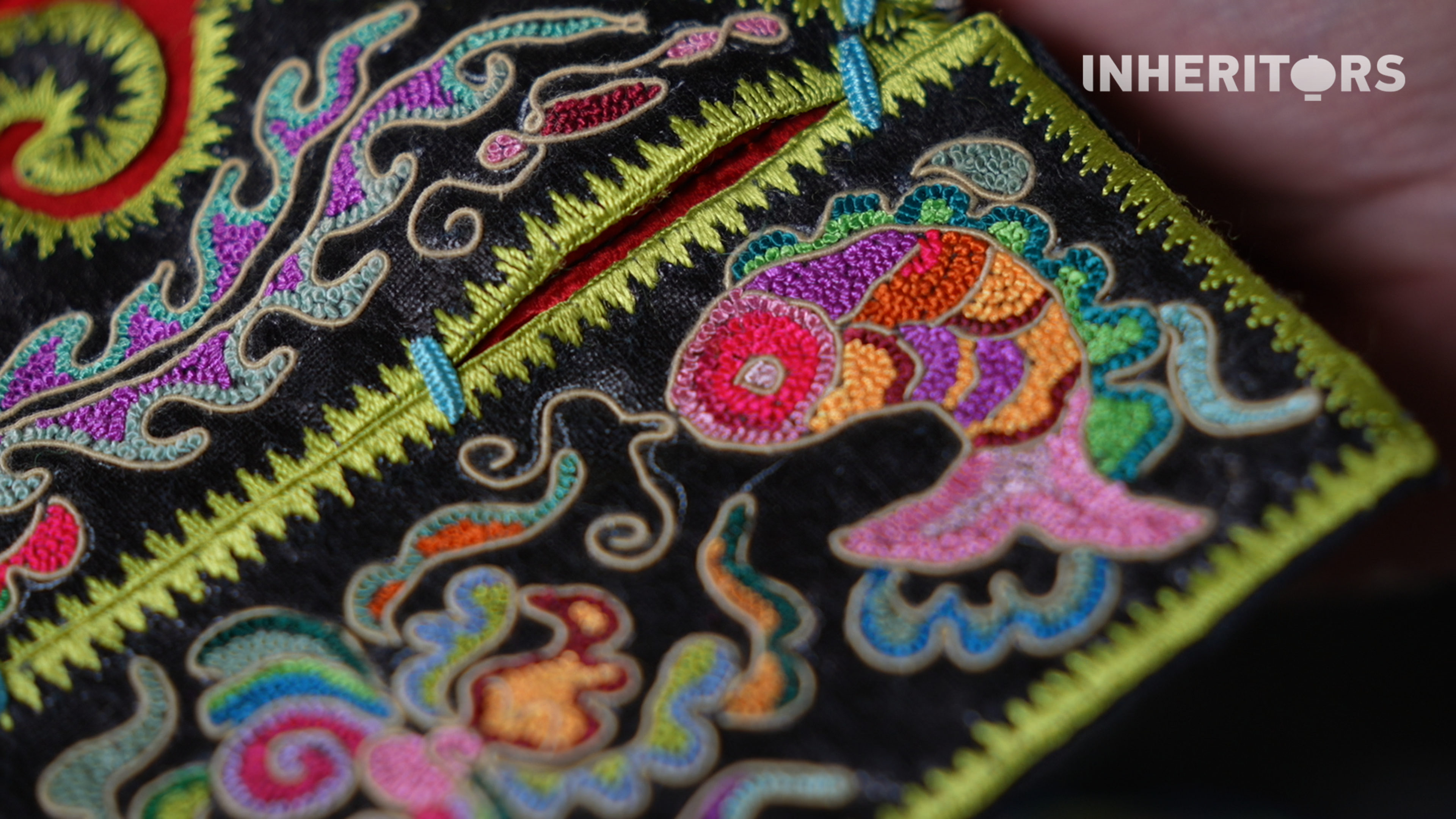 Details of some Dong embroidery work. /CGTN