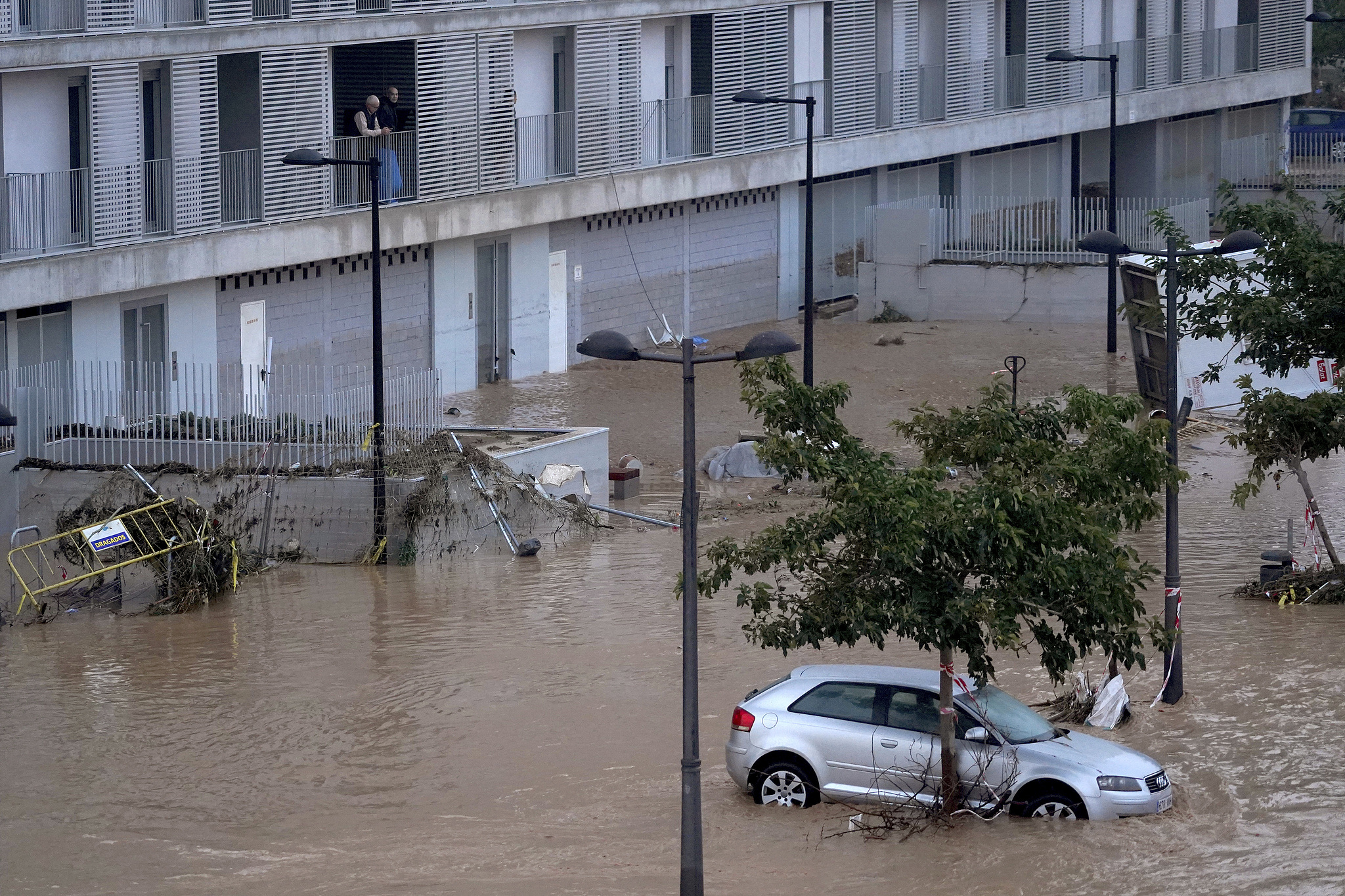 Cars are trapped by flooding in Valencia, Spain, October 30, 2024. /CFP