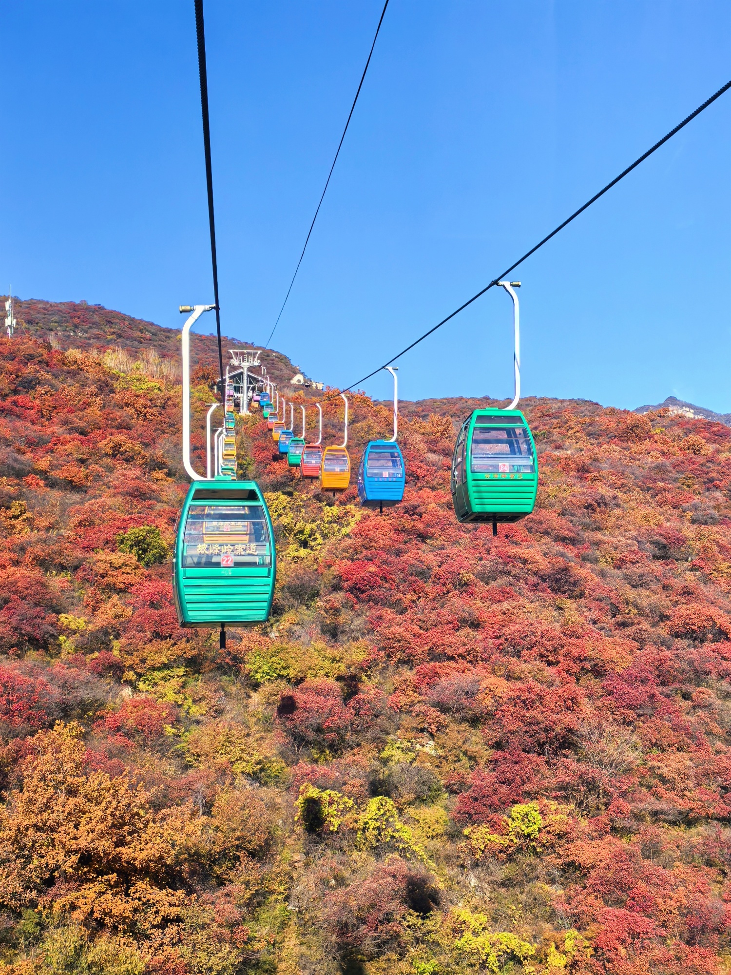 People take cable cars for sightseeing at the Pofengling scenic spot in suburban Beijing, capital of China, on October 28, 2024. /CGTN