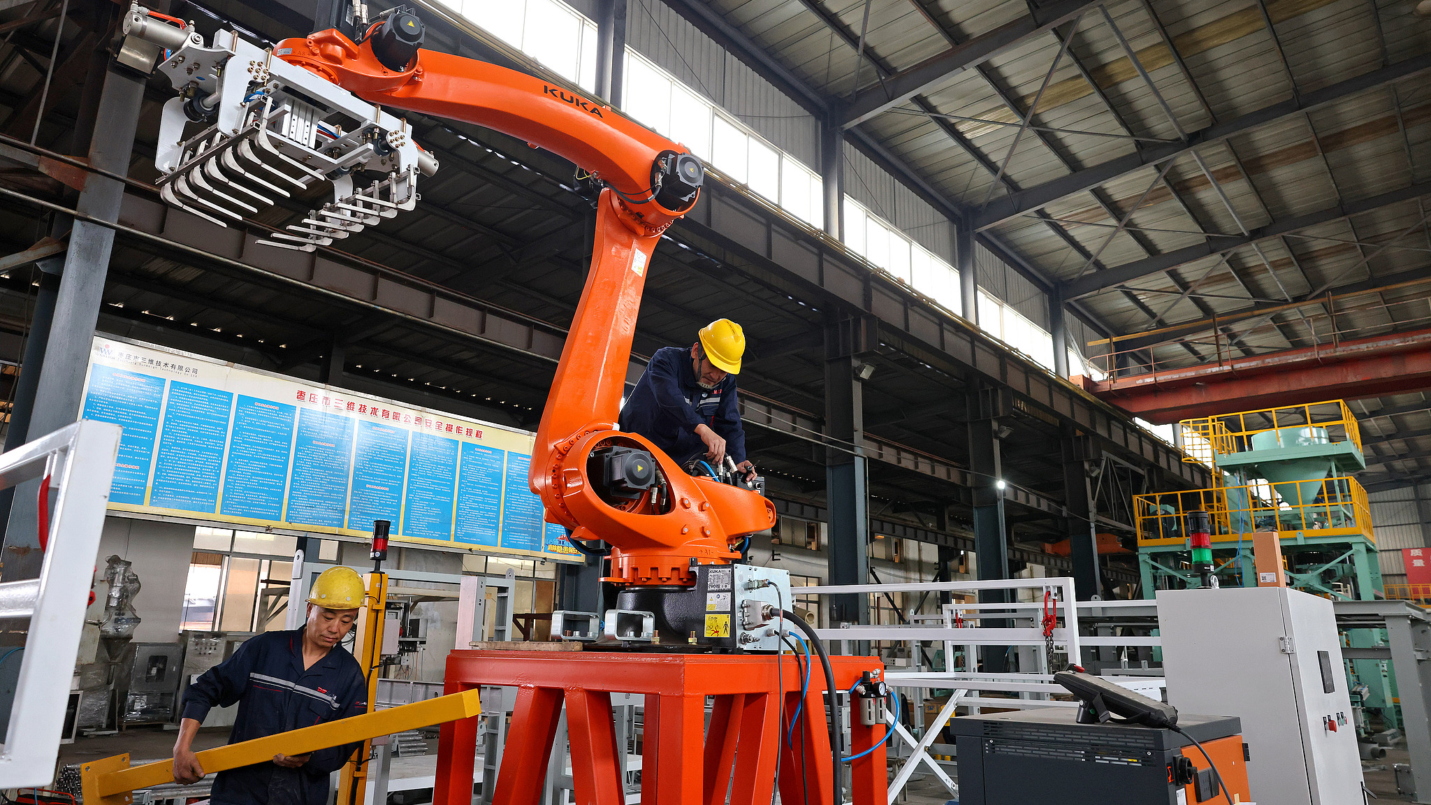 Workers operating at an equipment manufacturing factory in Qingzhou, Shandong Province, October 27, 2024. /CFP