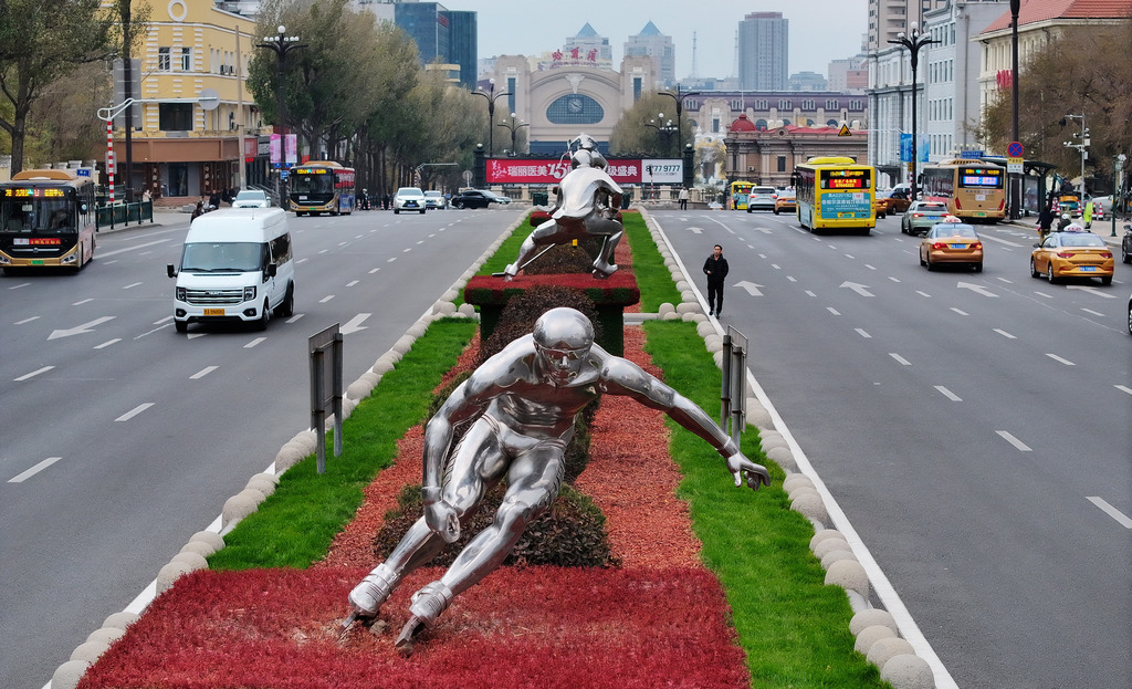 A stainless steel sculpture of a speed skater is seen on the streets of Harbin, Heilongjiang Province on October 29, 2024. /CFP