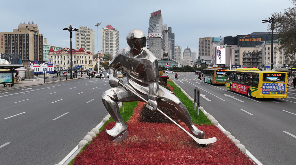 A stainless steel sculpture of an ice hockey player is seen on the streets of Harbin, Heilongjiang Province on October 29, 2024. /CFP