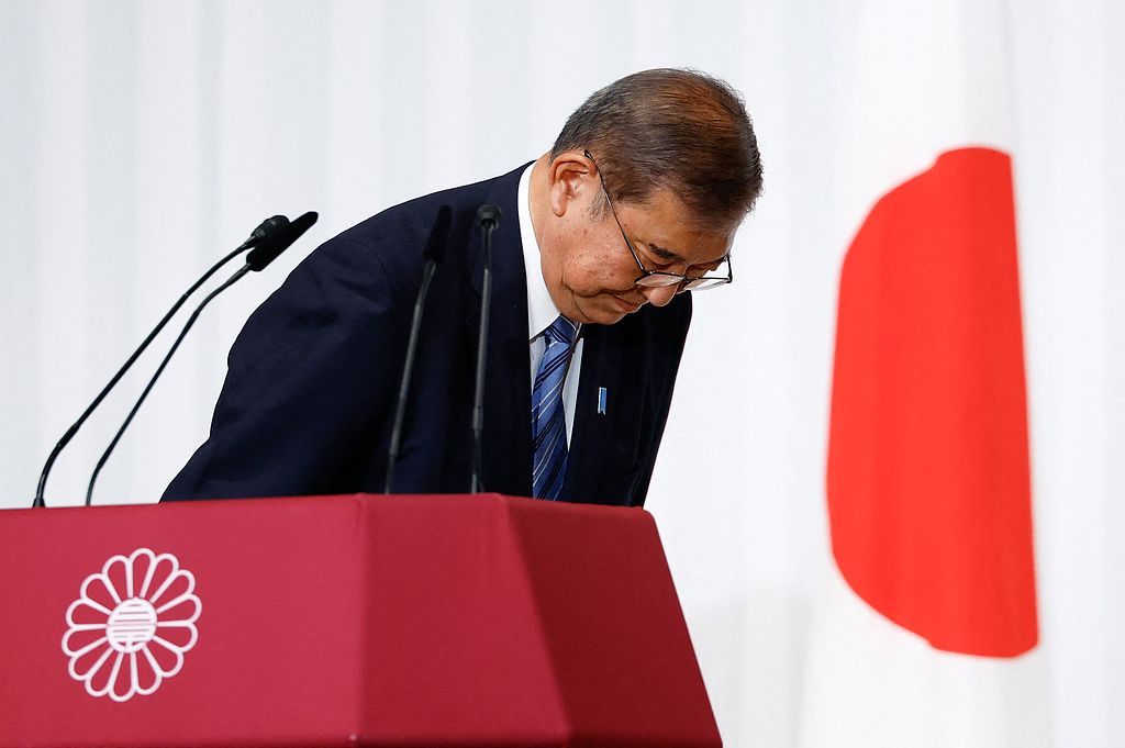 Shigeru Ishiba, Japan's prime minister and leader of the ruling Liberal Democratic Party (LDP), bows to LDP lawmakers onstage after a press conference at the party's headquarters in Tokyo, October 28, 2024. /CFP