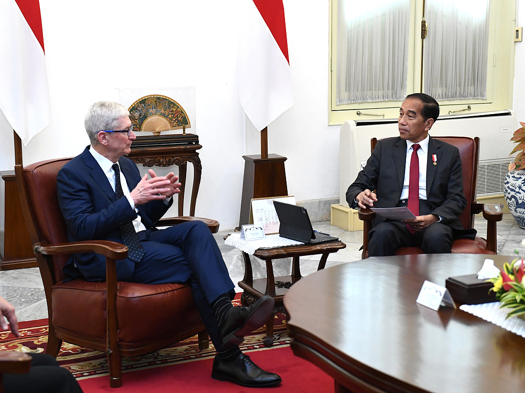 Former Indonesian President Joko Widodo (R) meets Apple CEO Tim Cook to discuss Apple's investment plans in Indonesia, Jakarta, Indonesia, April 17, 2024. /CFP