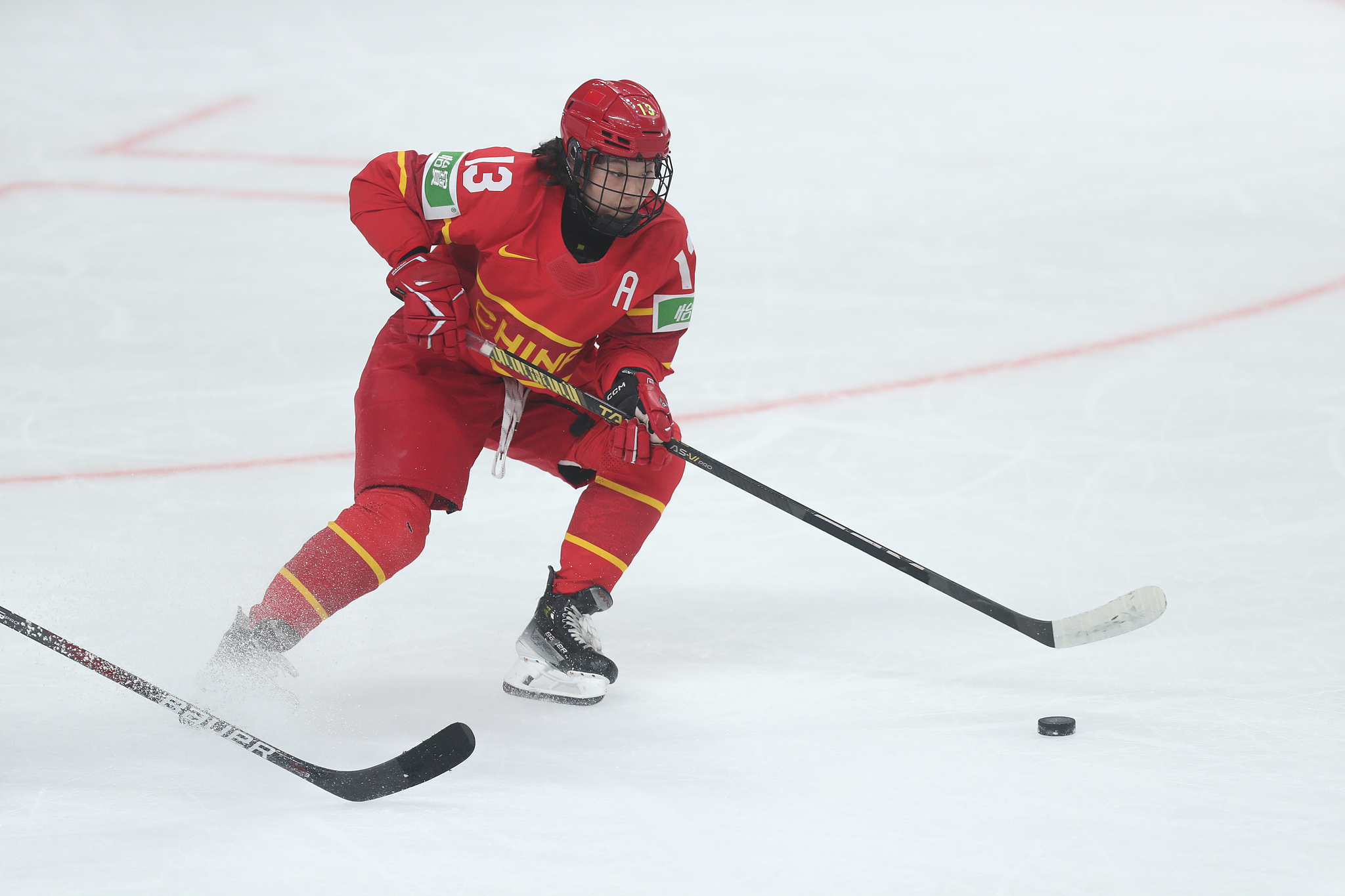 Zhao Qinan of China controls the puck in the game against Kazakhstan at the International Ice Hockey Federation (IIHF) Ice Hockey Women's Asia Championship in Beijing, October 31, 2024. /CFP