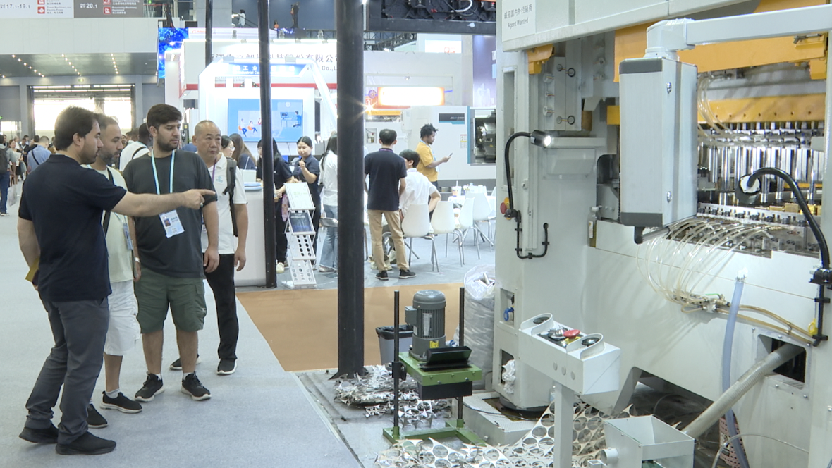 International buyers tour the Intelligent Manufacturing Hall at the 136th Canton Fair, in Guangdong Province, China, October 18, 2024. /CGTN