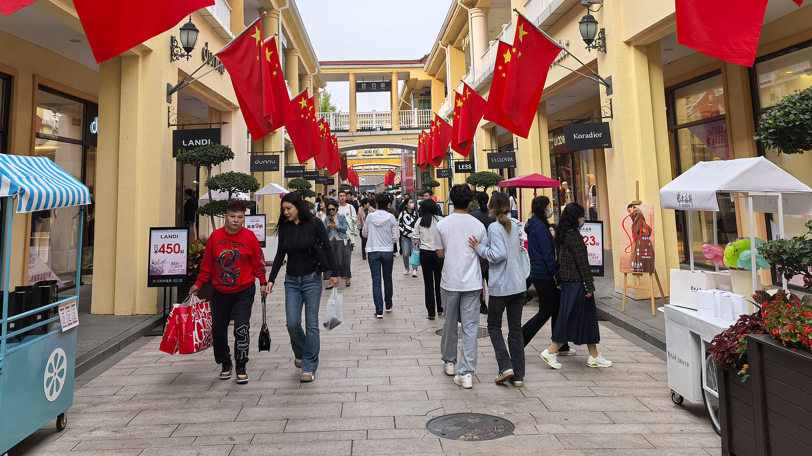 People shopping at Wangfujing Outlets in Beijing, China, October 5, 2024. /CFP