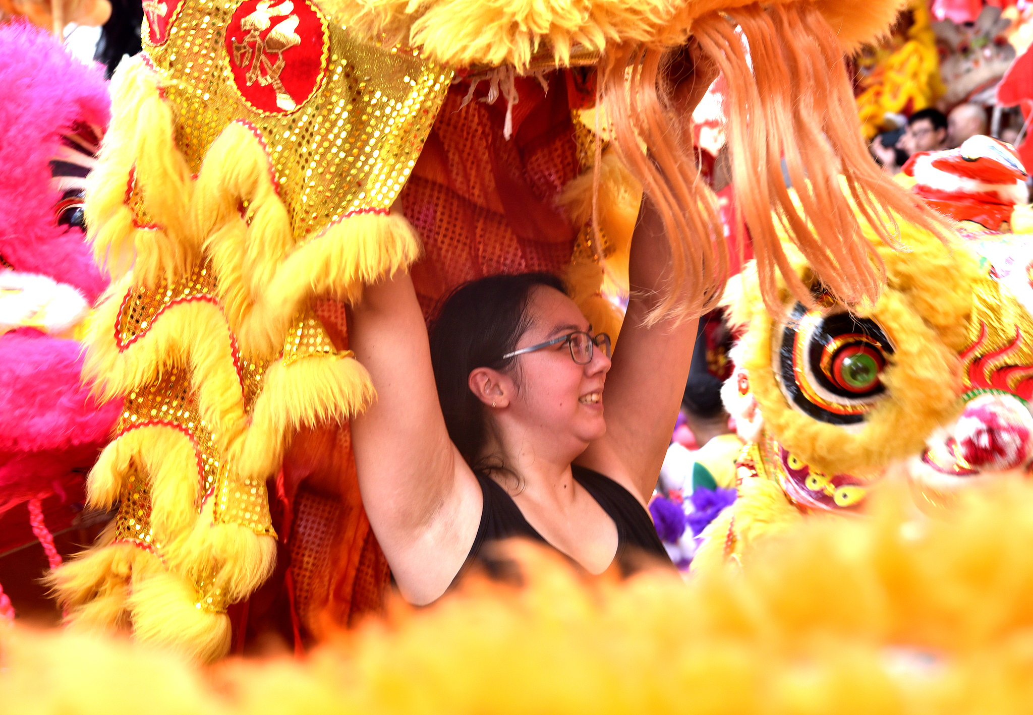 A local woman joins the lion dance during a Spring Festival celebration in 2024 in São Paulo, Brazil. /CFP