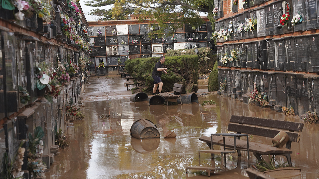 A man walks inside a flood-damaged cemetery on the outskirts of Valencia, Spain, November 1, 2024. /CFP 