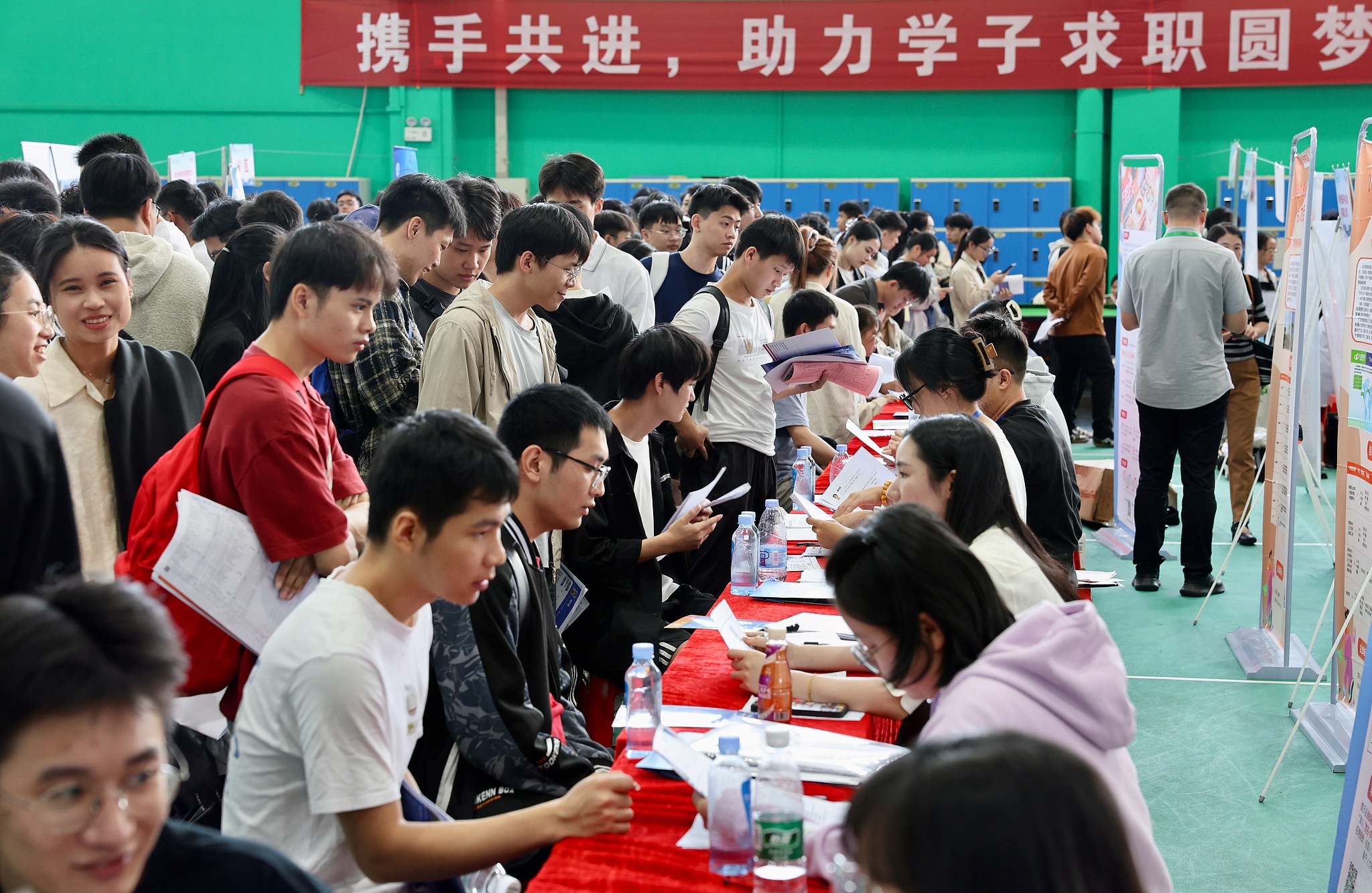 University students attend a job fair in Guilin, south China's Guangxi Zhuang Autonomous Region, October 25, 2024. /CFP