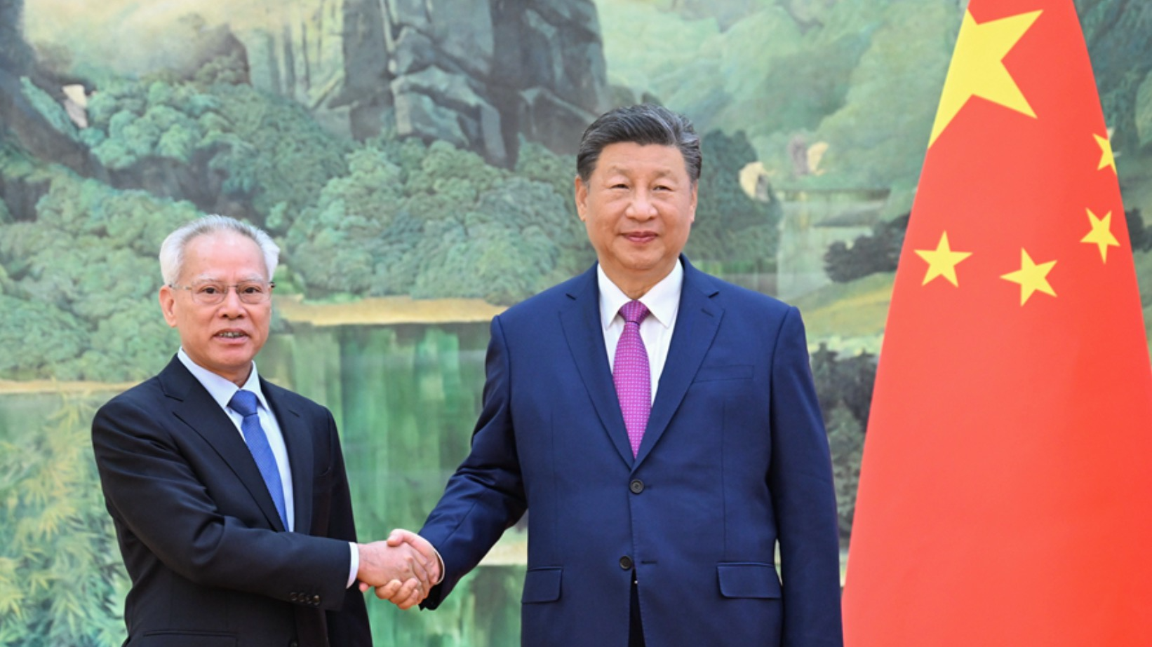 Chinese President Xi Jinping (R) met with Sam Hou Fai in Beijing, China, November 1, 2024. /Xinhua